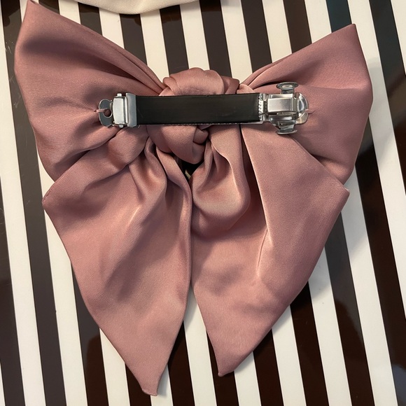 ⚡️FLASH SALE⚡️Louis Vuitton Button on New Satin Bow - Picture 3 of 3
